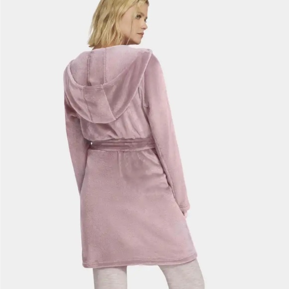NWT UGG Plush long sleeve robe with belt in Dusk which is a light pink color - Picture 7 of 13